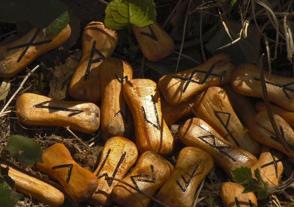 La magie des cartes, des runes et des étoiles